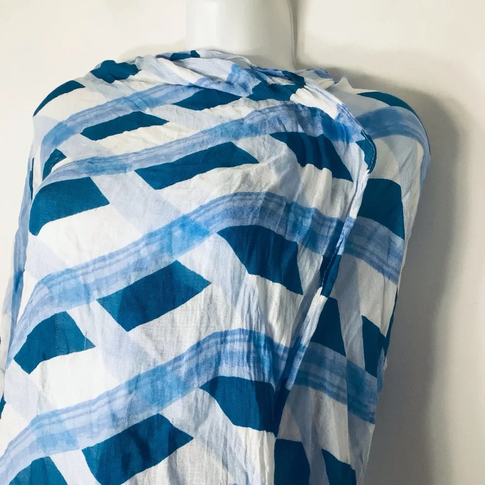 Banana Republic Blue and White Patterned scarf wrap women
